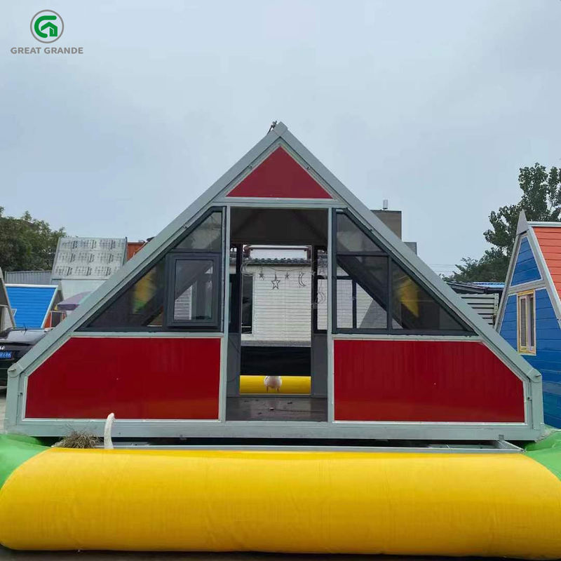 บ้านสามเหลี่ยมสำเร็จรูปเหล็กชุบสังกะสีสีแดงสำหรับตั้งแคมป์และกิจกรรมกลางแจ้ง